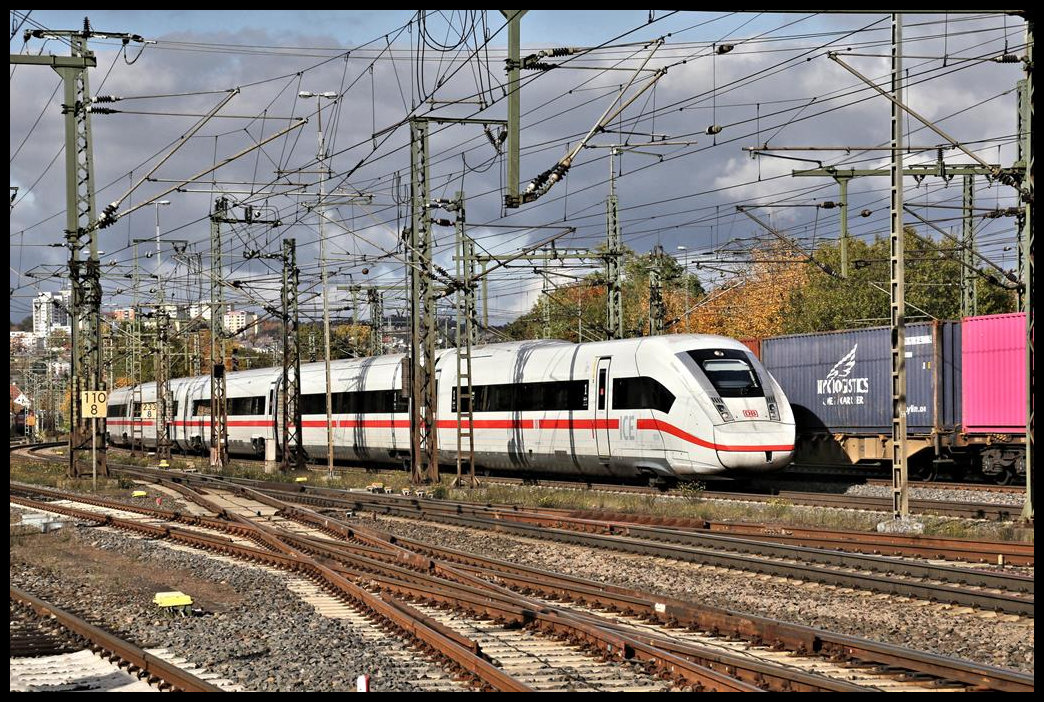 Am 23.10.2021 ging es wegen des vorausgegangenen Sturm im Bahn Verkehr noch drunter und drüber. Stunden lange Verspätungen waren zu beobachten. Vor dem Hintergrund abziehender Unwetter Wolken erreicht hier der ICE 4 9038 am 23.10.2021 um 13.54 Uhr aus Richtung Kassel kommend den HBF Fulda.