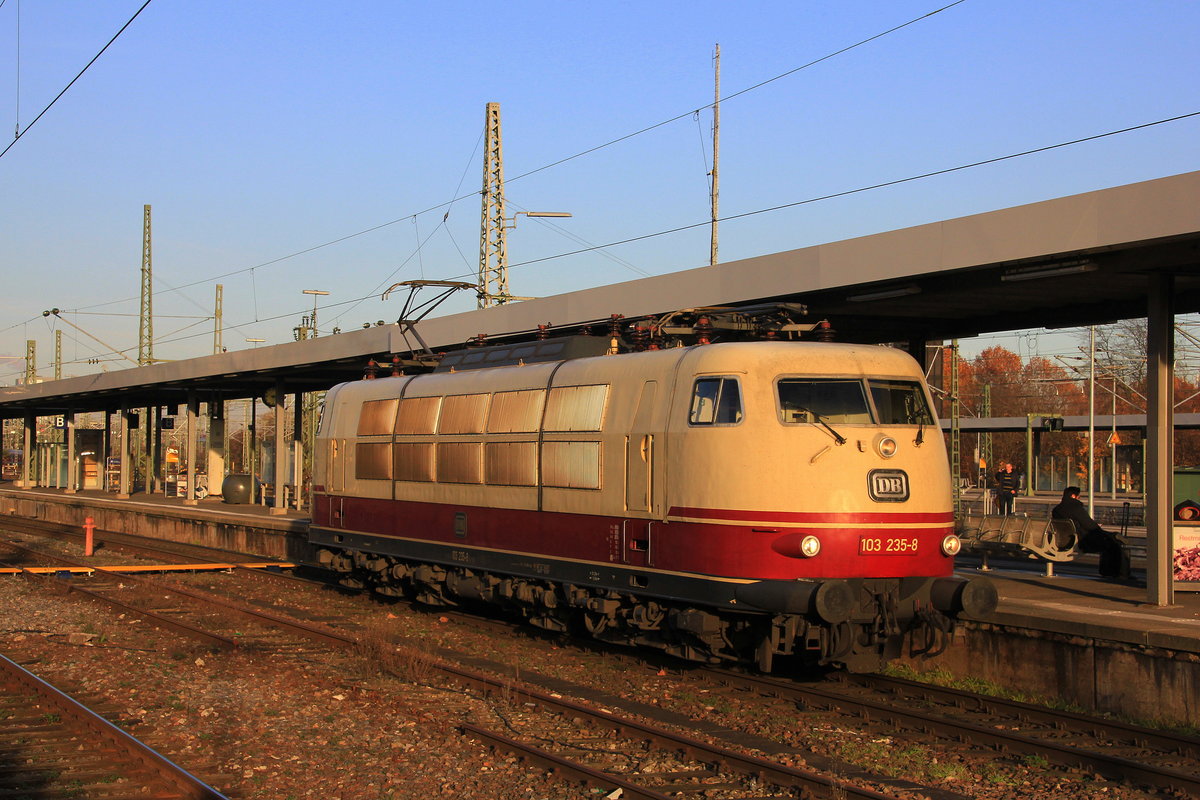 Am 23.11.2014 rangiert 103 235 im Stuttgarter Hbf. 