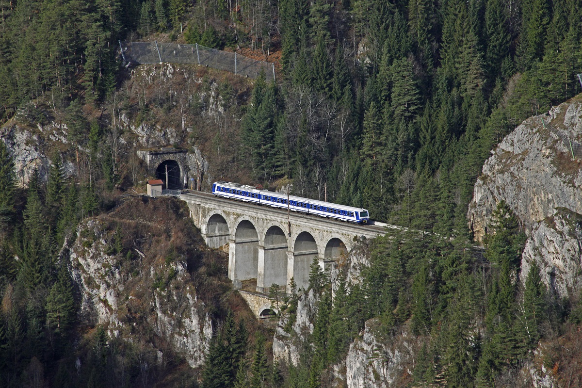 Am 23.11.2017 ist ein Triebwagen der Reihe 4020 am Krauselklauseviadukt zu sehen. Das Bild entstand vom Zwanzig - Schilling - Blick aufgenommen mit einem Teleoblekiv.