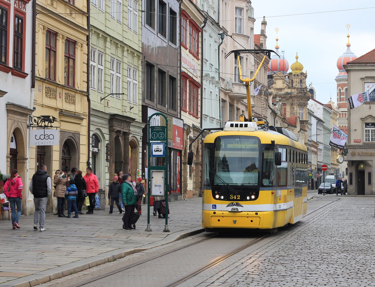 Am 23.11.2019 erreicht Fahrzeug-Nr. 342 (Typ VarioLF2/2 IN) auf der Linie 1 die Haltestelle Náměstí Republiky.