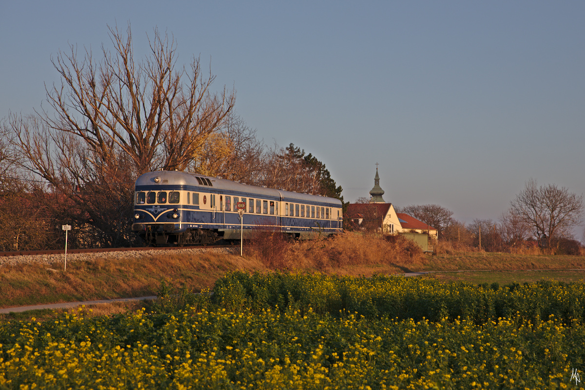 Am 23.11.2019 veranstaltete das Heizhaus Strasshof eine Abschiedsfahrt mit dem Triebwagen 5145.014 auf den zur Einstellung des Personenverkehrs vorgesehenen Strecken des Groß Schweinbarther Kreuzes.
Dieses Bild zeigt den Sonderzug zwischen Pillichsdorf und Obersdorf NÖ.