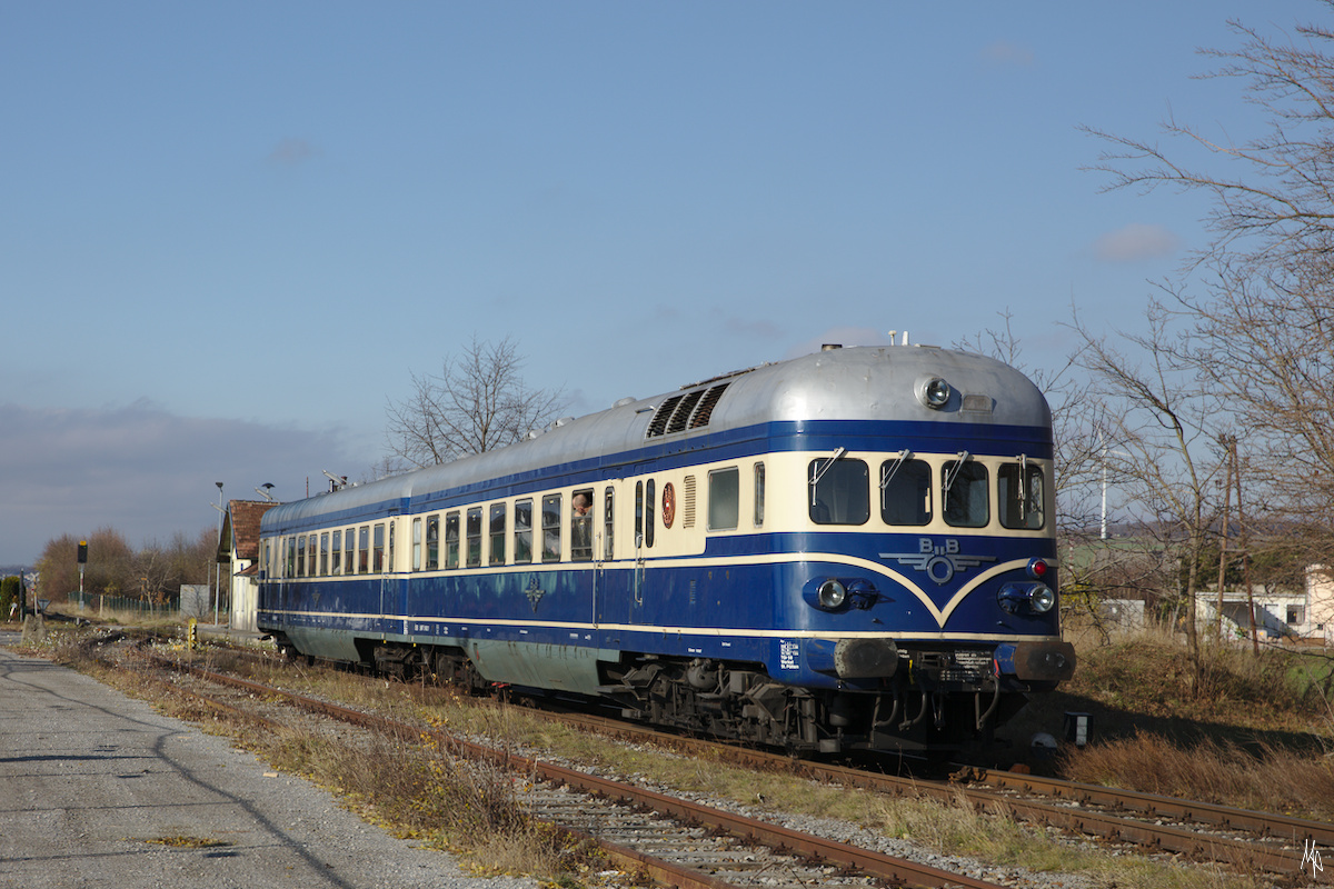 Am 23.11.2019 veranstaltete das Heizhaus Strasshof eine Abschiedsfahrt mit dem Triebwagen 5145.014 auf den zur Einstellung des Personenverkehrs vorgesehenen Strecken des Groß Schweinbarther Kreuzes.
Hier ist der Triebwagen gerade bei der Einfahrt in den Bahnhof Prottes zu sehen.