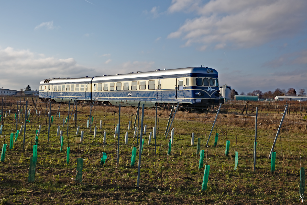 Am 23.11.2019 veranstaltete das Heizhaus Strasshof eine Abschiedsfahrt mit dem Triebwagen 5145.014 auf den zur Einstellung des Personenverkehrs vorgesehenen Strecken des Groß Schweinbarther Kreuzes.
Nachschuss auf den Triebwagen bei Auersthal auf der Fahrt nach Bockfließ.