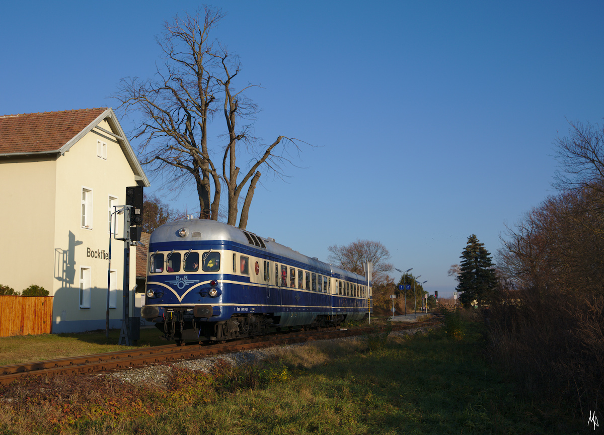 Am 23.11.2019 veranstaltete das Heizhaus Strasshof eine Abschiedsfahrt mit dem Triebwagen 5145.014 auf den zur Einstellung des Personenverkehrs vorgesehenen Strecken des Groß Schweinbarther Kreuzes. Hier der Triebwagen bei der Ausfahrt aus Bockfließ.