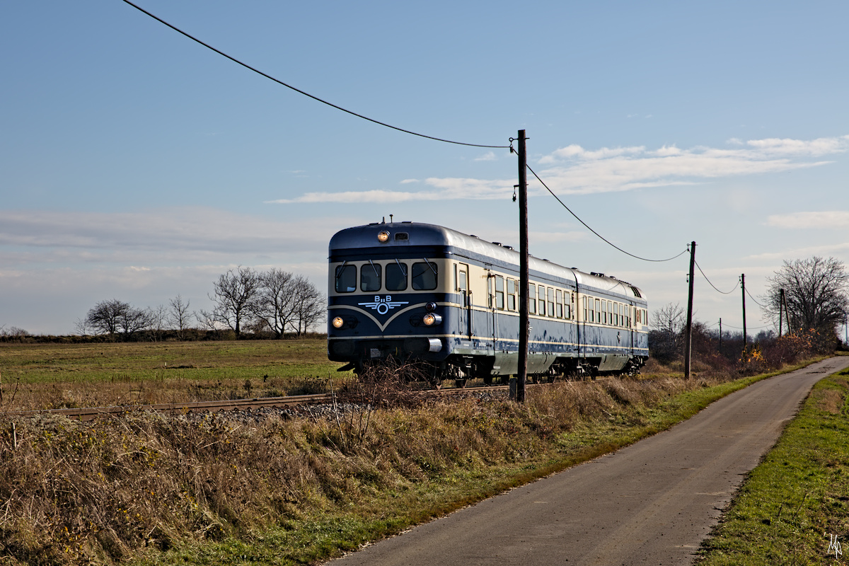 Am 23.11.2019 veranstaltete das Heizhaus Strasshof eine Abschiedsfahrt mit dem Triebwagen 5145.014 auf den zur Einstellung des Personenverkehrs vorgesehenen Strecken des Groß Schweinbarther Kreuzes. Hier der Triebwagen zwischen Prottes und Matzen.