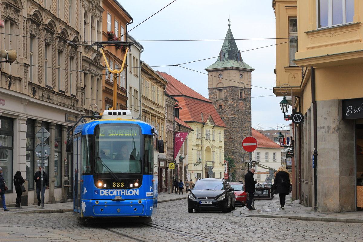 Am 23.11.2019 verlässt Fahrzeug-Nr. 333 (Typ VarioLF2/2 IN) auf der Linie 2 Světovar-Skvrňany die Haltestelle Náměstí Republiky.