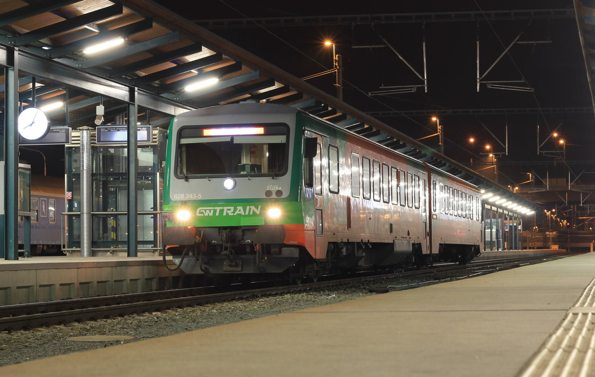 Am 23.11.2019 wartet 628 343 in Plzeň hl.n. auf die Abfahrt nach Most. 