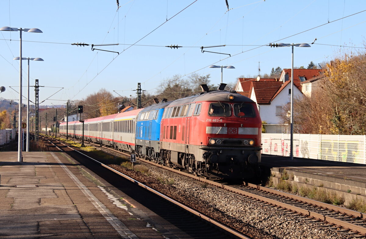 Am 23.11.21 fuhren 218 463 und 218 054 (ex 218 448) den IC119 von Stuttgart nach Lindau. Hier gerade bei der Durchfahrt in Esslingen-Zell.