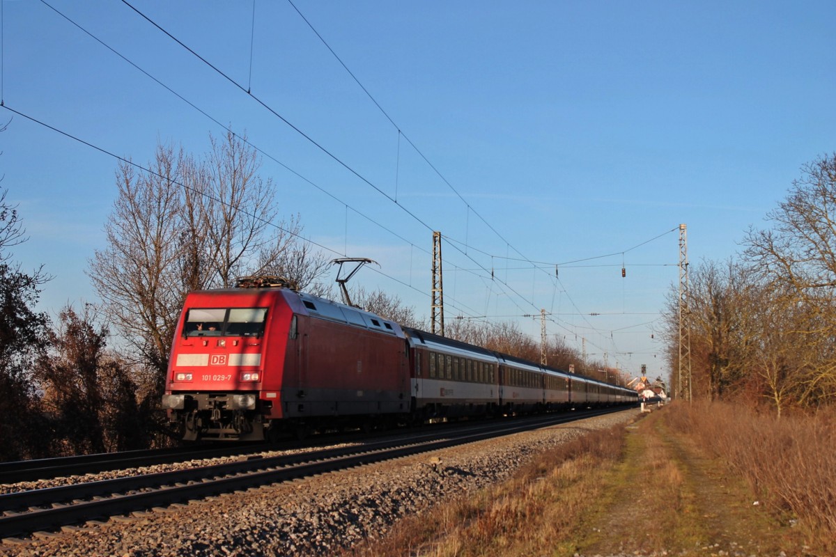Am 23.12.2013 bespannte die Hamburger 101 029-7 den EC 9 (Hamburg-Altona - Zürich HB) vom Startbahnhof bis nach Basel SBB. Hier ist der Zug bei der Durchfahrt in Heitersheim.