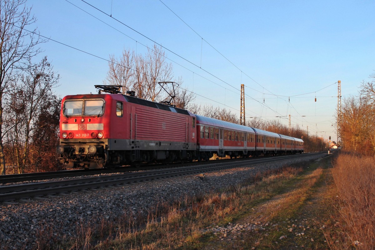 Am 23.12.2013 fuhr die Freiburger 143 312-67 mit der RB 26571 (Offenburg - Basel Bad Bf) in den Bahnhofvon Heitersheim ein gen Süden.