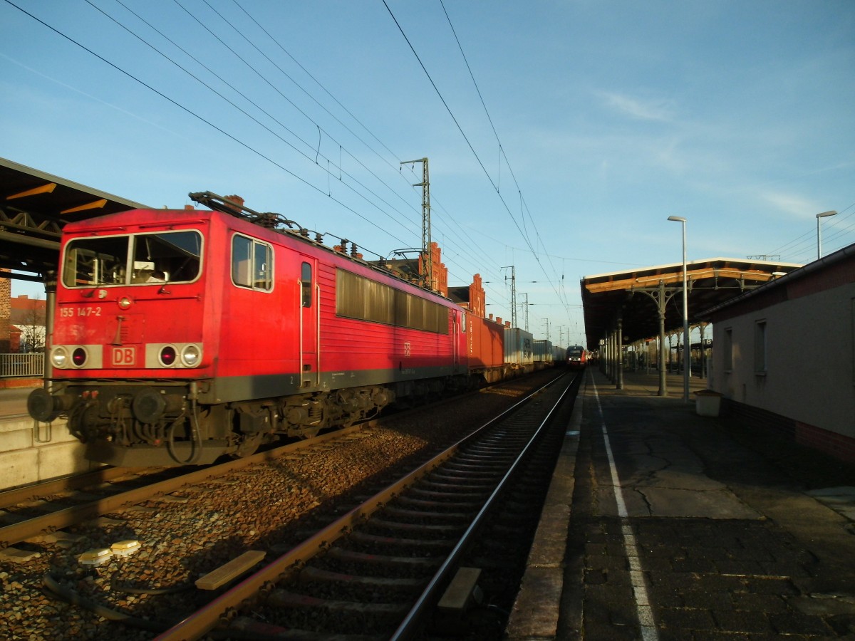 Am 23.12.2013 kam 155 147 mit einem Containerzug aus Richtung Berlin durch Stendal durch und fuhr weiter in Richtung Wittenberge.