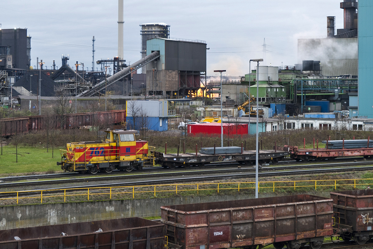 Am 23.12.2013 rangiert Lok 762 der Eisenbahn und Häfen auf dem Gelände der Hüttenwerke Krupp Mannesmann (HKM) in Duisburg-Hüttenheim. Im Hintergrund hinter den Industrieanlagen ist der Widerschein der flüssigen Schlacke zu erkennen, die dort in die Schlackegrube gekippt wird.