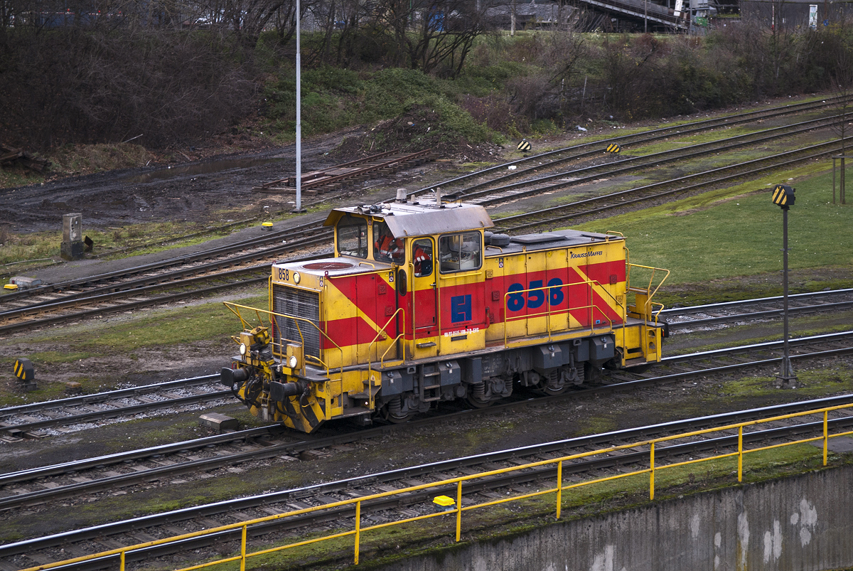 Am 23.12.2013 rangiert Lok 858 der Eisenbahn und Häfen auf dem Gelände der Hüttenwerke Krupp Mannesmann (HKM) in Duisburg-Hüttenheim.