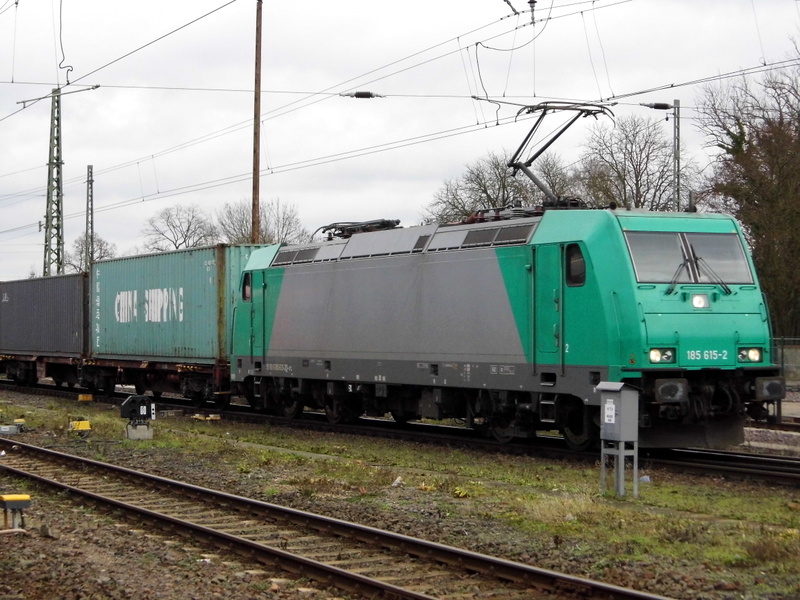 Am 23.12.2014 kam die 185 615-2 von der ITL aus Richtung Magdeburg nach Stendal und fuhr weiter in Richtung Salzwedel.