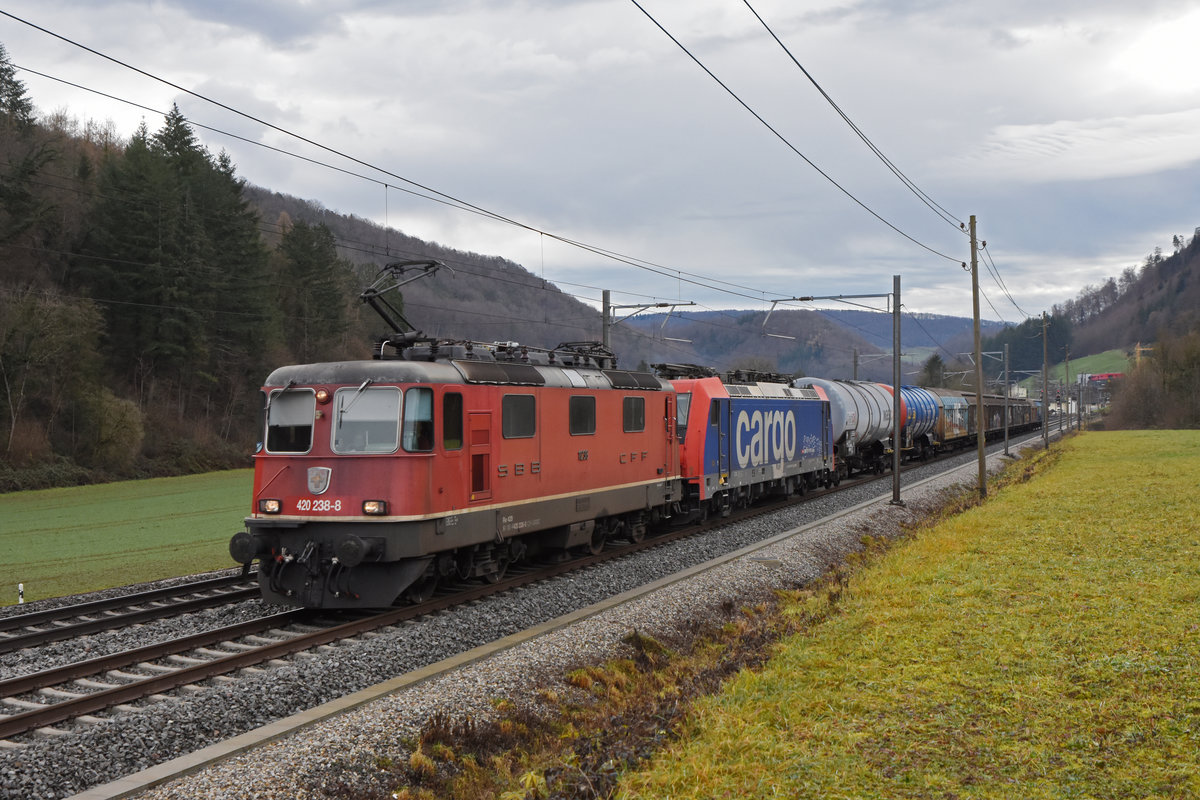 Am 23.12.2020 schleppt die Re 420 238-8 die Re 484 017-9 Richtung Bahnhof Gelterkinden.