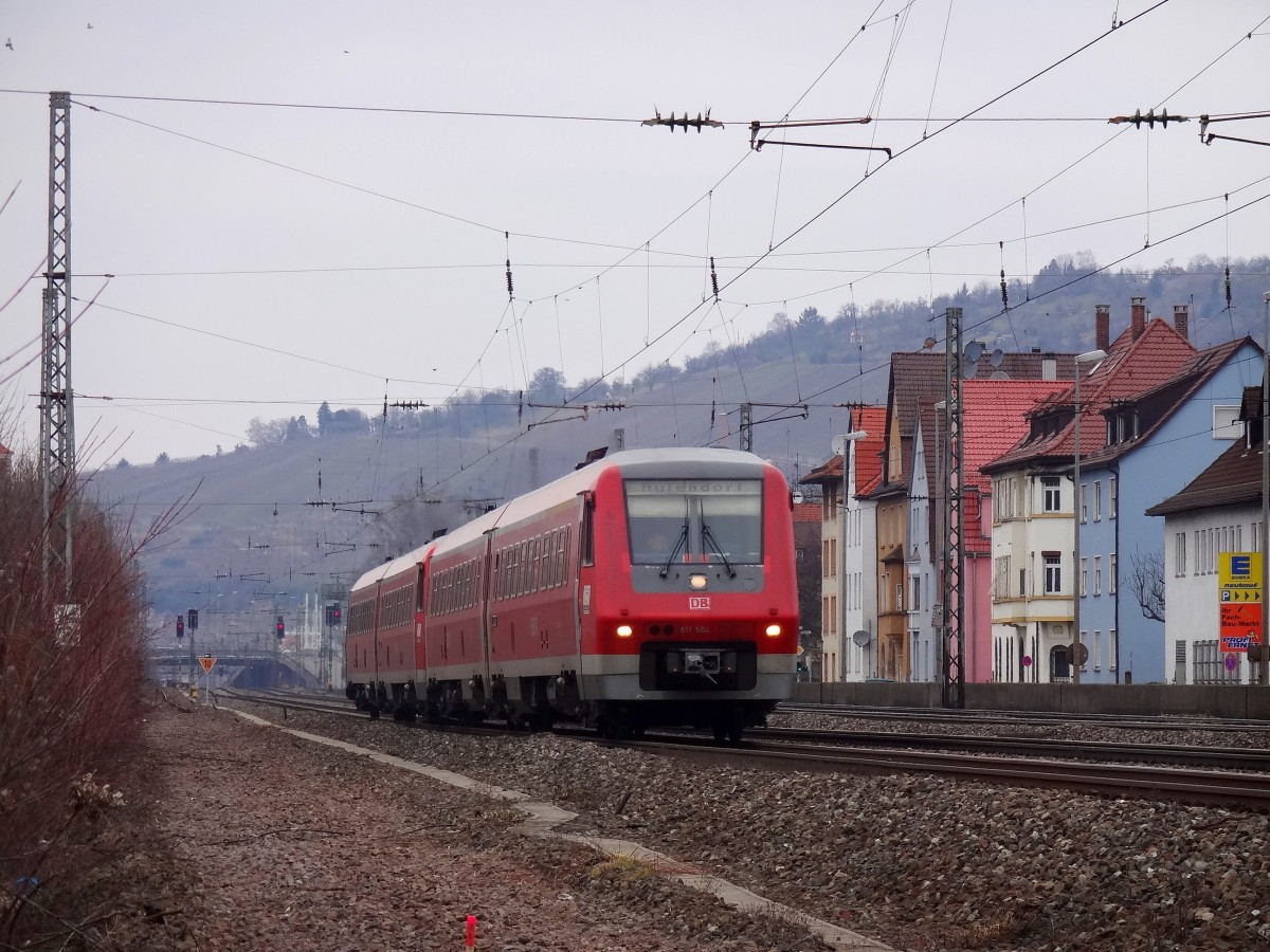Am 2.3.13 fuhr eine 611 Garnitur über das S-Bahn Gleis im Abschnitt Stuttgart - Plochingen. Normalerweise verkehren hier nur die S-Bahnen und die RE's von und nach Tübingen. Die 611 in Richtung Tübingen fahren über die Ferngleise und werden dann kurz vor Plochingen auf die Strecke nach Tübingen rübergeleitet. 
Aufgenommen wurde das Bild in Oberesslingen. Der Fotostandpunkt ist heute so nicht mehr umsetzbar, da hier nun eine neue Gleisanlage ist. 
