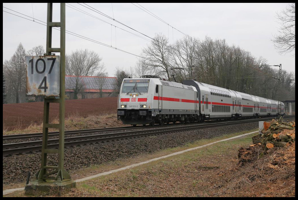 Am 2.3.2019 fuhr ein IC 2 als regulärer IC 2044 wegen des verstärkten Transportbedarfs zu Karneval über die Rollbahn. 146553-3 ist hier um 11.00 Uhr auf der Fahrt nach Köln am Ortsrand von Hasbergen zu sehen.