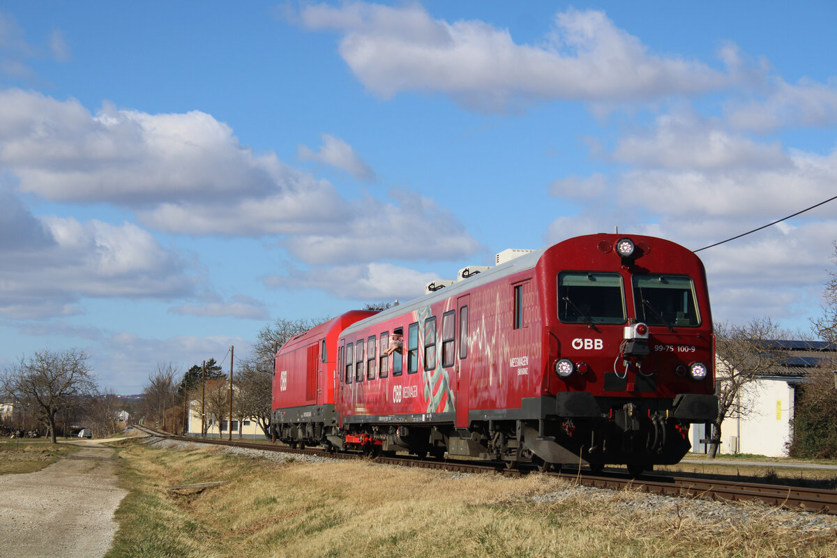 Am 23.2.2022 fuhr wieder, wie jedes Jahr, der Railchecker EM 160 mit der Nummer 99-75 100 am Schweinbarther Kreuz. Hier auf dem übriggebliebenen Teil der Stammersdorfer Lokalbahn in Pillichsdorf. Triebfahrzeug war die 2016 032. 