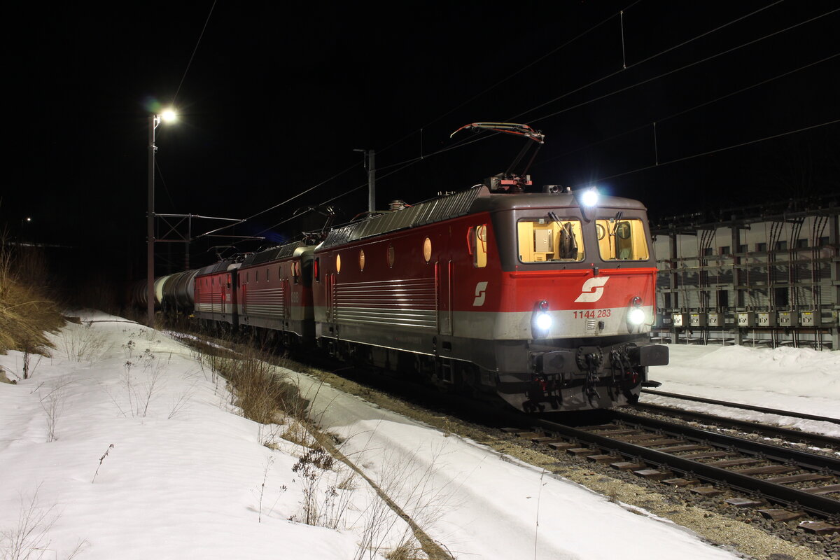 Am 23.2.2022 war der  Grazer Ölzug  RID57709 von Stadlau Fbf nach Graz Vbf außerplanmäßig mit drei 1144ern an der Spitze und von Gloggnitz bis Semmering Unterwerk noch zusätzlich mit einem Nachschiebetriebfahrzeug bespannt.
In Semmering Unterwerk wurde das Nachschiebetriebfahrzeug 1144 105 abgekuppelt und der knapp 1600t schwere Zug fuhr mit der 1144 283, 1144 211 und 1144 231 weiter in Richtung Graz Vbf