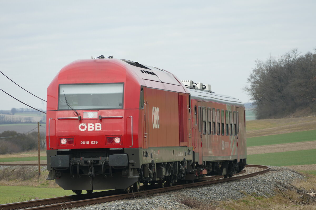 Am 23.2.2023 fuhr der ÖBB Railchecker 99-75 100 über das Schweinbarther Kreuz. Hier kurz nach Verlassen des Bahnhofs Groß Schweinbarth  geschoben von 2016 029 mit der Zugnummer 94911. 