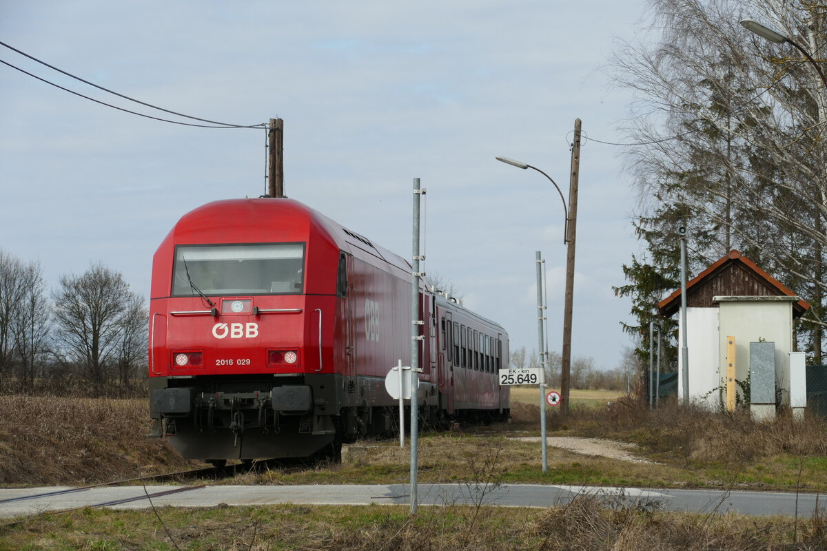 Am 23.2.2023 fuhr der ÖBB Railchecker 99-75 100 über das Schweinbarther Kreuz. Hier kurz nach Verlassen der Bahnhaltestelle Raggendorf Markt, geschoben von 2016 029 mit der Zugnummer 94913. 