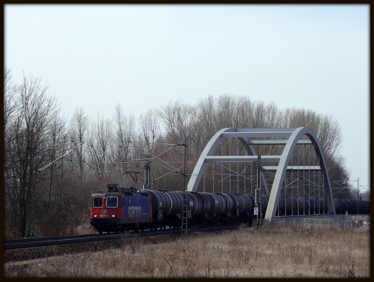 Am 23.3.13 fuhr die 421 381 mit einem Kesselwagenzug über die Mittellandkanalbrücke in Anderten Misburg. 