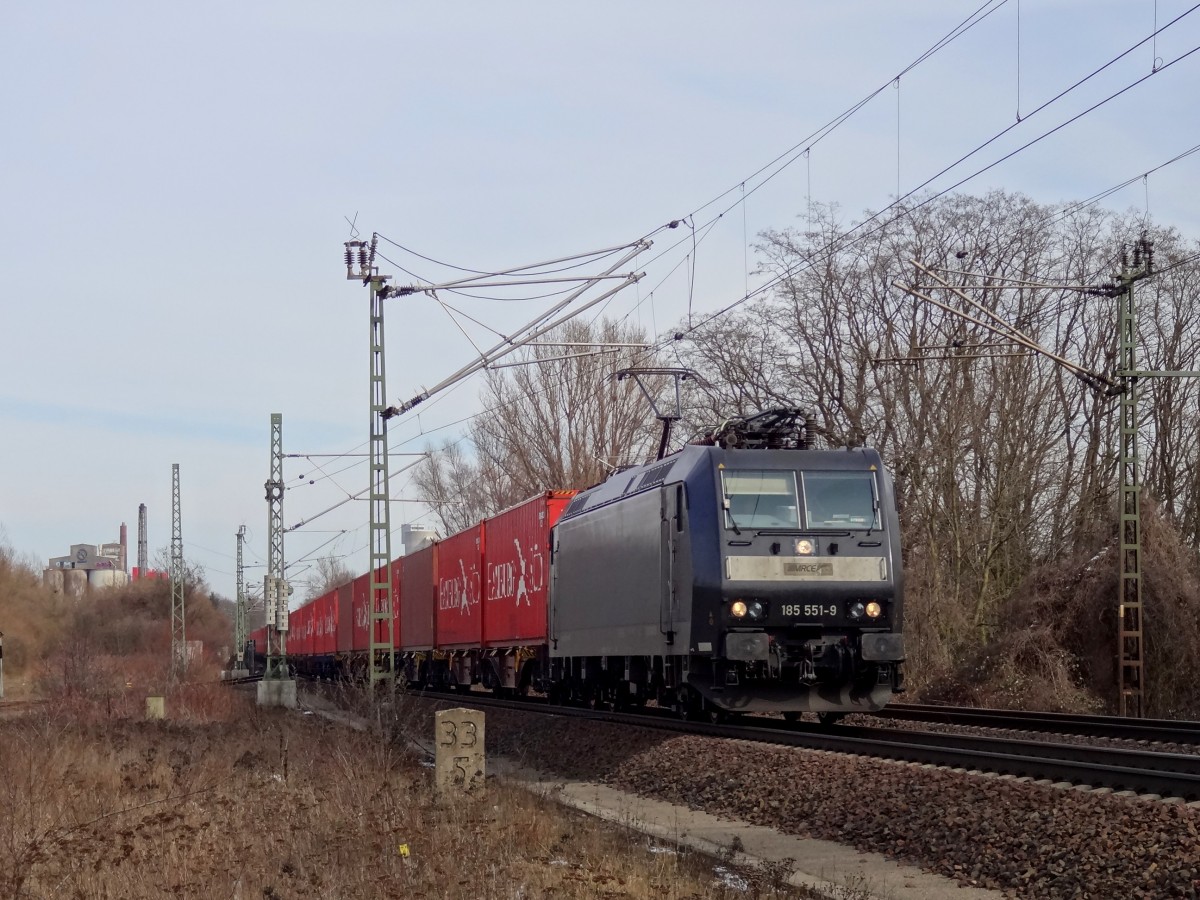 Am 23.3.13 kam die 185 551 mit einem Containerzug aus Hamburg über die Güterumgehungsbahn von Hannover gefahren. 
Aufgenommen nahe der Kanalbrücke von Anderten Misburg. 