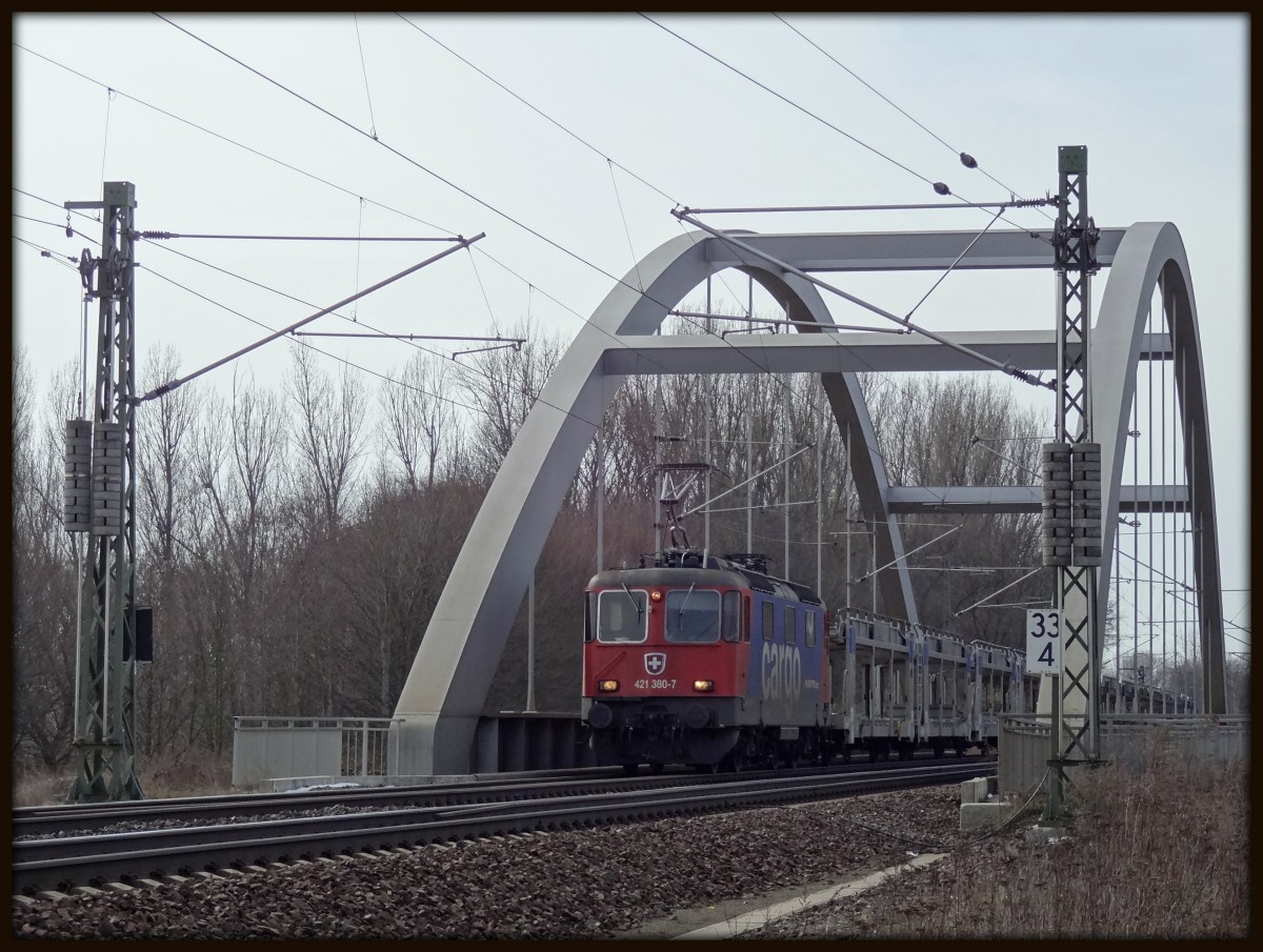 Am 23.3.13 war ein weiterer BLG Autozug unterwegs. 
Dieser fuhr mit der 421 380. Der Zug überfährt gerade die Kanalbrücke von Anderten Misburg. 