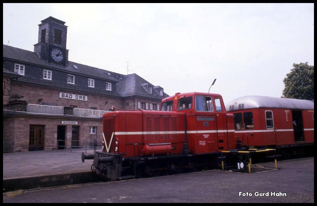 Am 23.5.1990 fuhren noch normalspurige Züge nach Bad Orb. Die Gelnhäuser Kreisbahn betrieb diese Strecke. Zuglok VL 13 steht um 13.14 Uhr vor dem Bahnhof in Bad Orb.