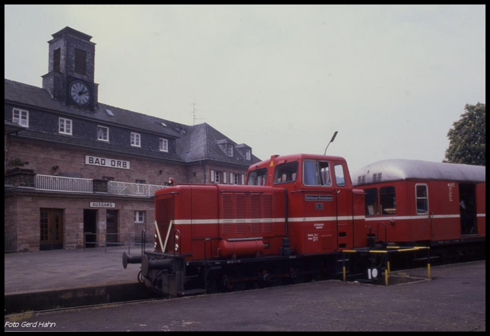 Am 23.5.1990 war Bad Orb noch mit einer normalspurigen Eisenbahn an das deutsche Netz angebunden. Die Gelnhäuser Kreisbahn verkehrte zwischen Wächtersbach und Bad Orb. Hier sehen wir Lok VL 13 am Endbahnhof in Bad Orb.