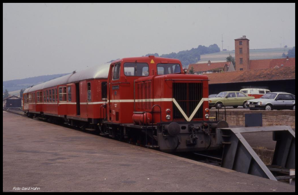 Am 23.5.1990 war Bad Orb noch mit einer normalspurigen Eisenbahn an das deutsche Netz angebunden. Die Gelnhäuser Kreisbahn verkehrte zwischen Wächtersbach und Bad Orb. Hier sehen wir Lok VL 13 am Endbahnhof in Bad Orb.