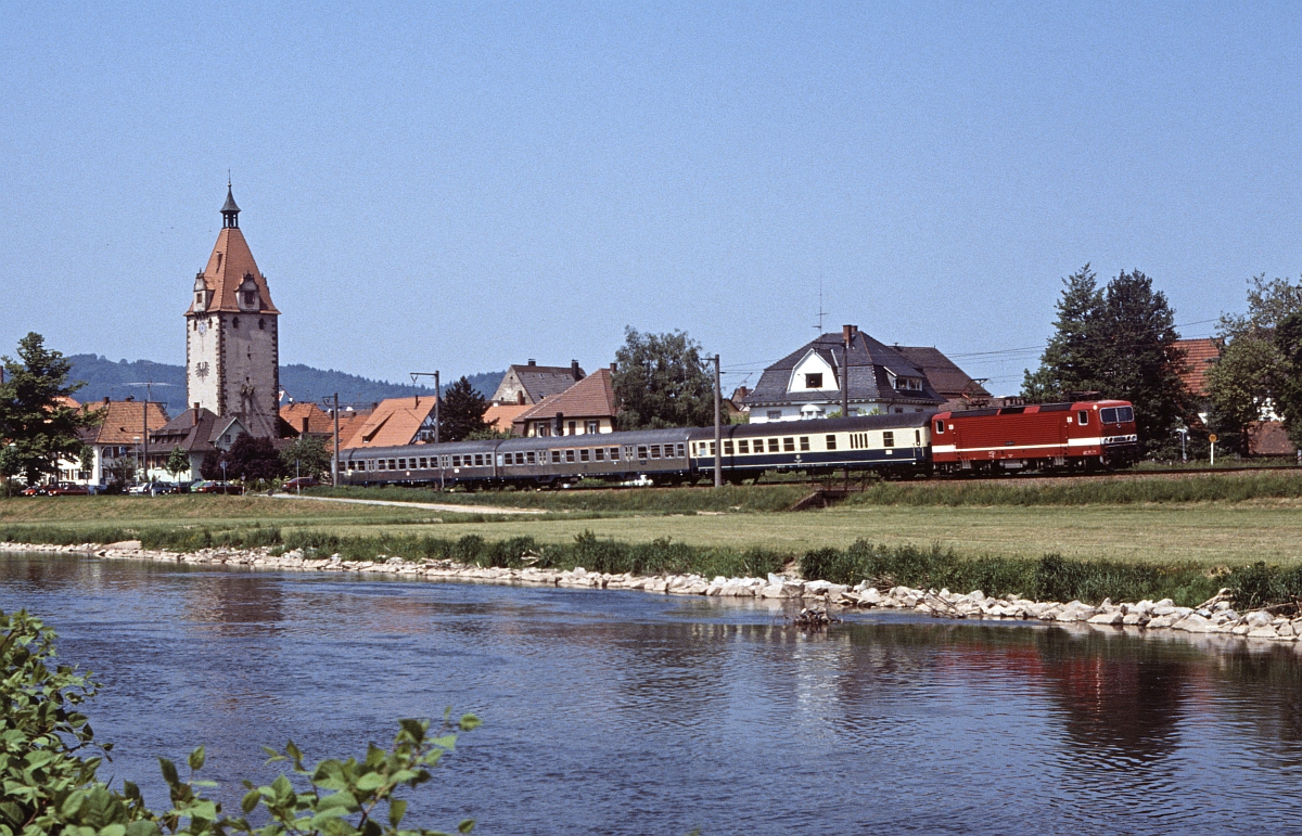 Am 23.5.1992 zieht eine noch der DR gehörende 143 vom BW Mannheim einen Eilzug in Richtung Konstanz durch Gengenbach an der Schwarzwaldbahn. 