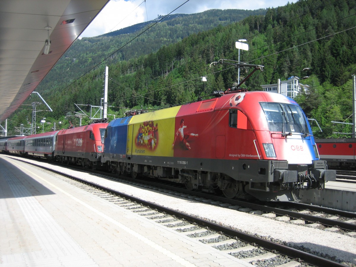 am 23.5.2009 bespannte die 1116 056 im Rumänien Design zusammen mit der 1116 100 den Transalpin nach Basel SBB. Aufgenommen im Bahnhof Landeck-Zams.