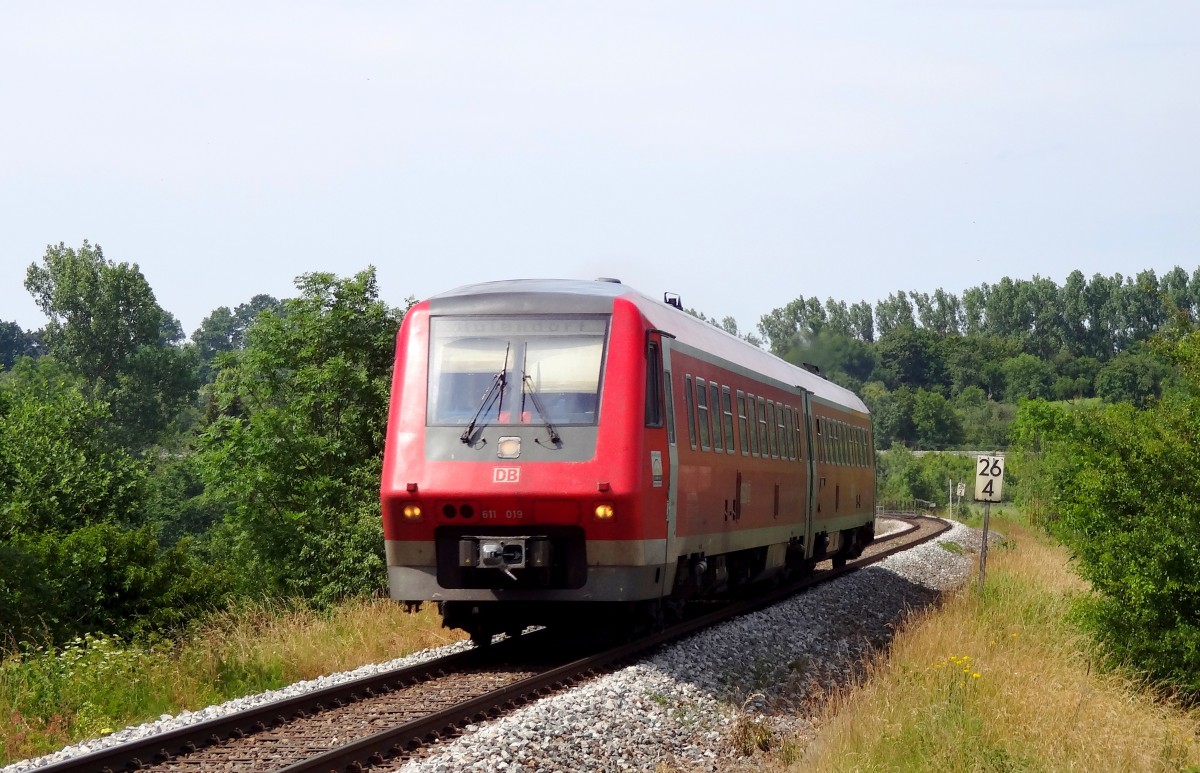 Am 23.6.14 konnte 611 019 auf seiner Fahrt nach Aulendorf zwischen Hechingen und Bisingen festgehalten werden. 