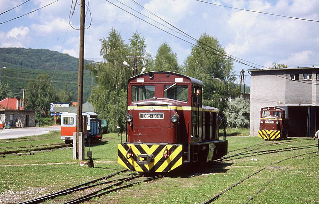 Am 23.6.2004 steht die Schmalspur Diesellok
D O2-508 der Schmalspurbahn Miskolc - Lillafüred
im Depot am Stadtrand von Miskolc.

