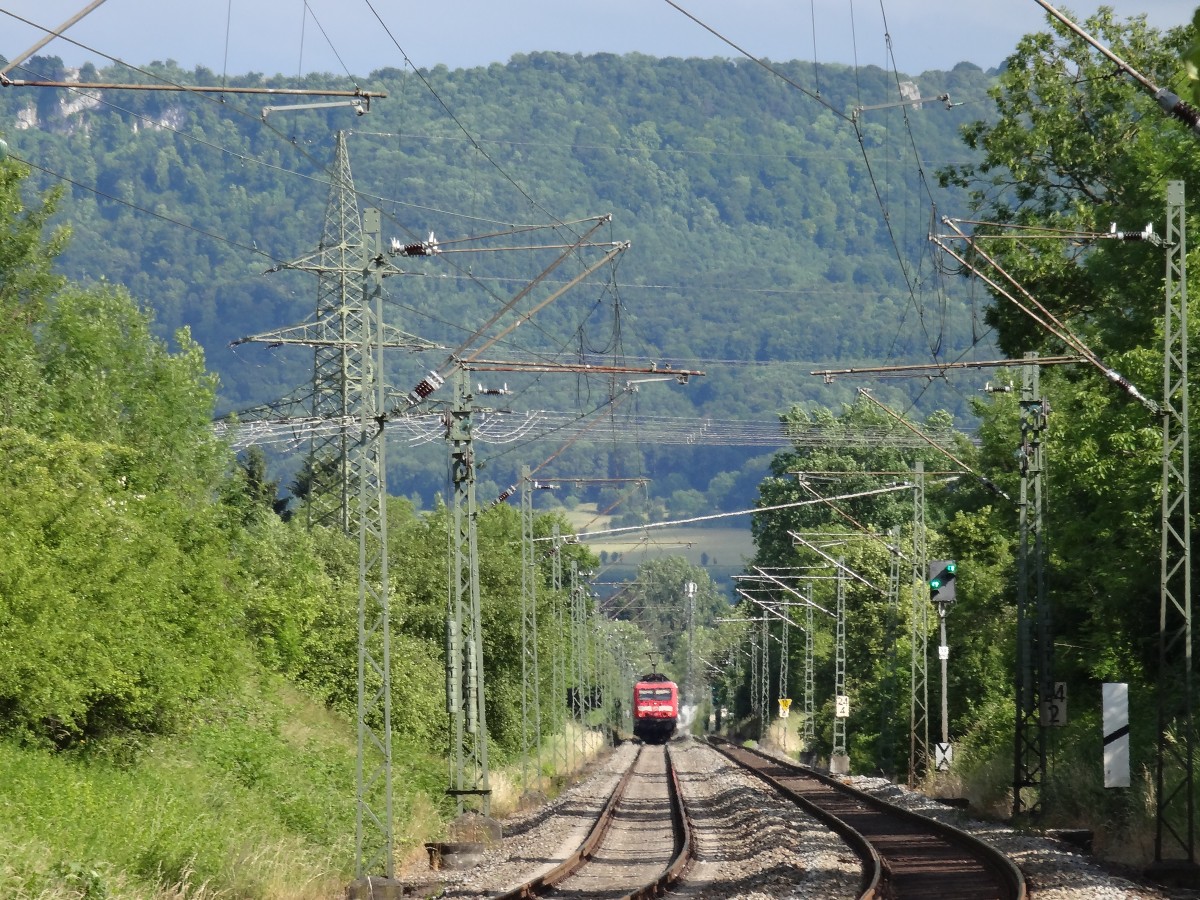 Am 23.6.2013 ging ich nach Metzingen, um mal zu schauen, ob was schnes kommt.
Da die eigentliche Stelle zugewuchert war, ging ich noch etwas weiter und siehe da... ich habe doch noch was schnes gefunden. Hier zieht 143 645 ihren RE von Tbingen nach Stuttgart. Aufgenommen zwischen Metzingen und Bempflingen. 