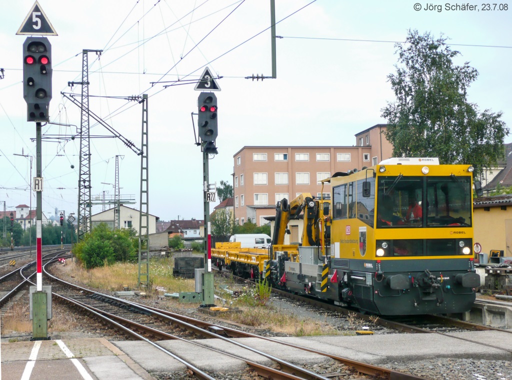 Am 23.7.08 stand zur Abwechslung einmal ein modernes Skl in Ansbach. Neben dem  Robel  von DB Netz Instandhaltung sieht man die westlichen Ausfahrsignale der Gleise 27 und 1.