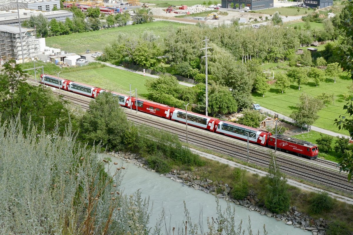 Am 23.7.18 ist ein Glacier Express Richtung Zermatt unterwegs, aufgenommen von der Südrampe.