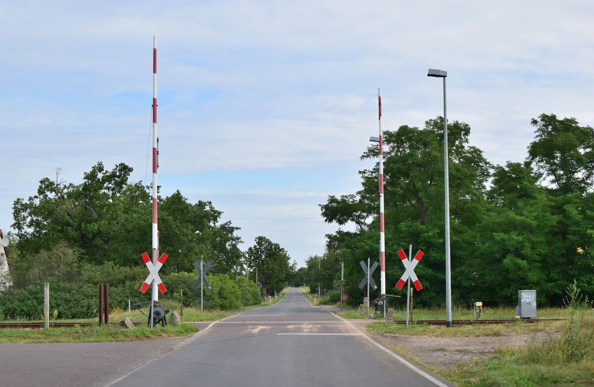 Am 23.7.20 stand die Bahnstrecke Biederitz - Altengrabow auf dem Programm. Besonders auffällig an der Strecke ist das alle Haltepunkte und Bahnhöfe bis Loburg Barrierefrei mit 55cm Bahnsteigen ausgebaut und modernisiert sind was für eine Strecke ohne Personenverkehr ziemlich unüblich ist. 2003 wurde die Strecke samt Bahnsteige bis Loburg modernisiert. 2011 wurde der Personenverkehr wegen Oberbaumängeln und der daraus resultierenden bedeutend längeren Fahrzeit auf einen dauerhaften Busnotverkehr umgestellt. Seit 2015 betreibt die RegioInfra die Strecke welche noch gelegentlich für Bundeswehr Transporte genutzt wird. Hier sieht man den Bahnübergang am Bahnhof Büden. Dieser wird vom dortigen Stellwerk aus bedient.

Büden 23.07.2020