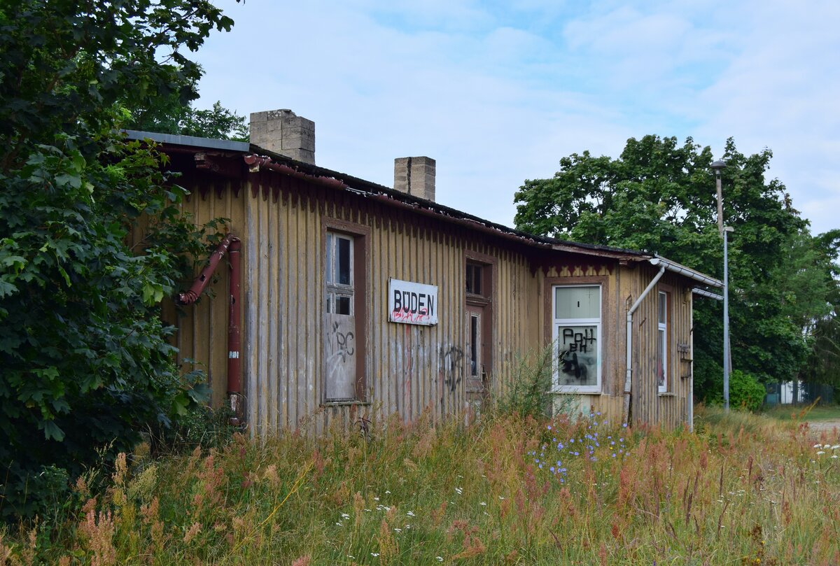 Am 23.7.20 stand die Bahnstrecke Biederitz - Altengrabow auf dem Programm. Besonders auffällig an der Strecke ist das alle Haltepunkte und Bahnhöfe bis Loburg Barrierefrei mit 55cm Bahnsteigen ausgebaut und modernisiert sind was für eine Strecke ohne Personenverkehr ziemlich unüblich ist. 2003 wurde die Strecke samt Bahnsteige bis Loburg modernisiert. 2011 wurde der Personenverkehr wegen Oberbaumängeln und der daraus resultierenden bedeutend längeren Fahrzeit auf einen dauerhaften Busnotverkehr umgestellt. Seit 2015 betreibt die RegioInfra die Strecke welche noch gelegentlich für Bundeswehr Transporte genutzt wird. In Büden ist das alte Empfangsgebäude durch seine Außenfassade aufgefallen. Anders als in der Region üblich ist hier die Fassade statt aus Ziegeln aus Holz.

Büden 23.07.2020