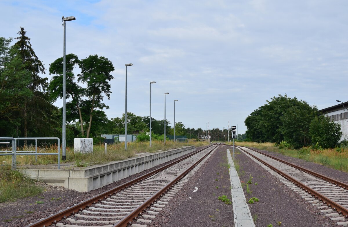 Am 23.7.20 stand die Bahnstrecke Biederitz - Altengrabow auf dem Programm. Besonders auffällig an der Strecke ist das alle Haltepunkte und Bahnhöfe bis Loburg Barrierefrei mit 55cm Bahnsteigen ausgebaut und modernisiert sind was für eine Strecke ohne Personenverkehr ziemlich unüblich ist. 2003 wurde die Strecke samt Bahnsteige bis Loburg modernisiert. 2011 wurde der Personenverkehr wegen Oberbaumängeln und der daraus resultierenden bedeutend längeren Fahrzeit auf einen dauerhaften Busnotverkehr umgestellt. Seit 2015 betreibt die RegioInfra die Strecke welche noch gelegentlich für Bundeswehr Transporte genutzt wird. Blick vom Überweg zwischen den Bahnsteigen auf den Bahnsteig für die Züge aus Biederitz.

Büden 23.07.2020
