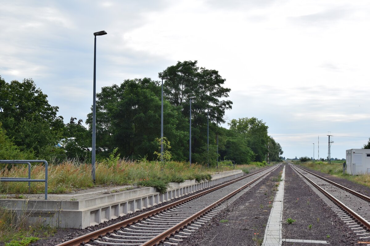 Am 23.7.20 stand die Bahnstrecke Biederitz - Altengrabow auf dem Programm. Besonders auffällig an der Strecke ist das alle Haltepunkte und Bahnhöfe bis Loburg Barrierefrei mit 55cm Bahnsteigen ausgebaut und modernisiert sind was für eine Strecke ohne Personenverkehr ziemlich unüblich ist. 2003 wurde die Strecke samt Bahnsteige bis Loburg modernisiert. 2011 wurde der Personenverkehr wegen Oberbaumängeln und der daraus resultierenden bedeutend längeren Fahrzeit auf einen dauerhaften Busnotverkehr umgestellt. Seit 2015 betreibt die RegioInfra die Strecke welche noch gelegentlich für Bundeswehr Transporte genutzt wird. Blick vom Überweg zwischen den Bahnsteigen auf den Bahnsteig für die Züge aus Richtung Loburg.

Büden 23.07.2020