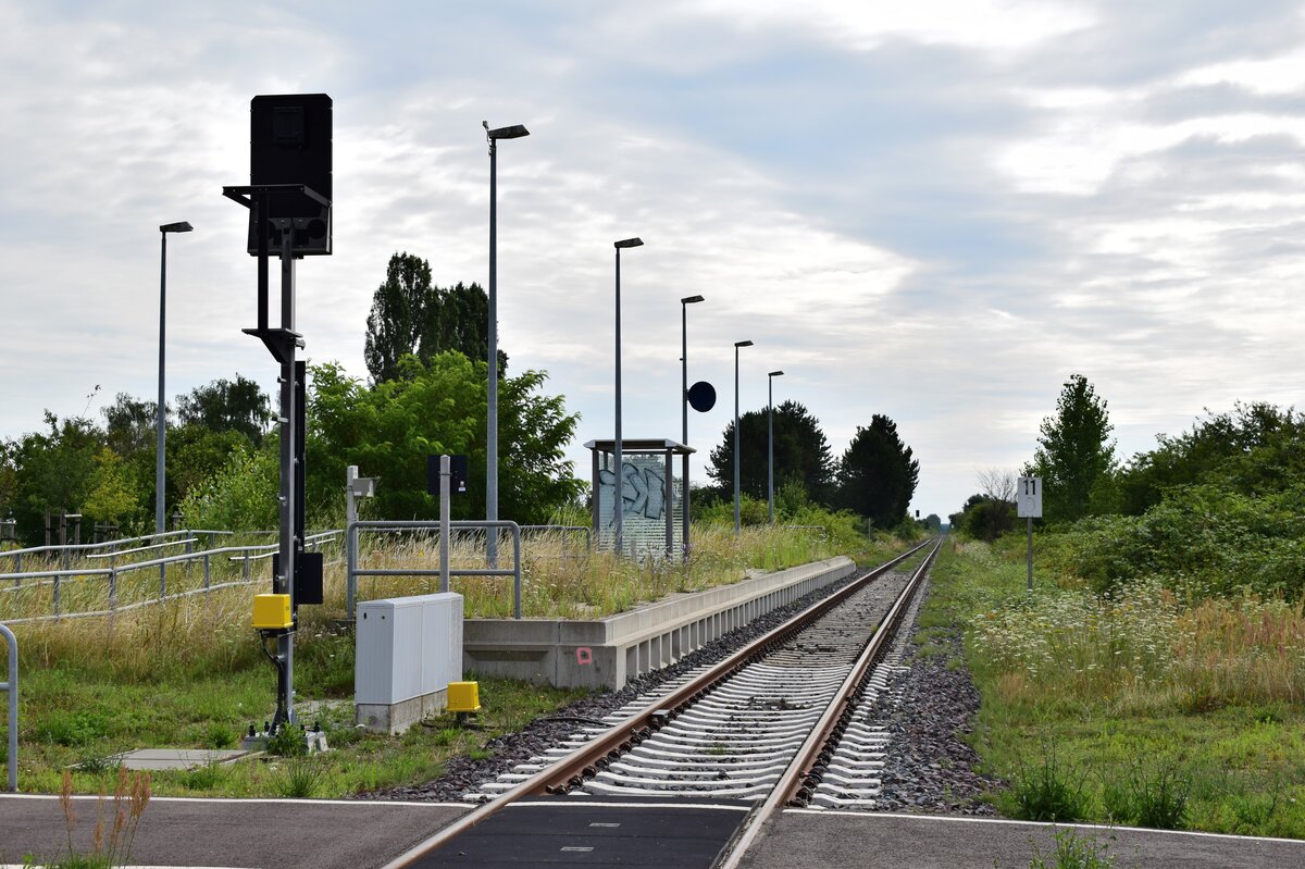 Am 23.7.20 stand die Bahnstrecke Biederitz - Altengrabow auf dem Programm. Besonders auffällig an der Strecke ist das alle Haltepunkte und Bahnhöfe bis Loburg Barrierefrei mit 55cm Bahnsteigen ausgebaut und modernisiert sind was für eine Strecke ohne Personenverkehr ziemlich unüblich ist. 2003 wurde die Strecke samt Bahnsteige bis Loburg modernisiert. 2011 wurde der Personenverkehr wegen Oberbaumängeln und der daraus resultierenden bedeutend längeren Fahrzeit auf einen dauerhaften Busnotverkehr umgestellt. Seit 2015 betreibt die RegioInfra die Strecke welche noch gelegentlich für Bundeswehr Transporte genutzt wird. Blick auf den Haltepunkt Ziepel. 

Ziepel 23.07.2020