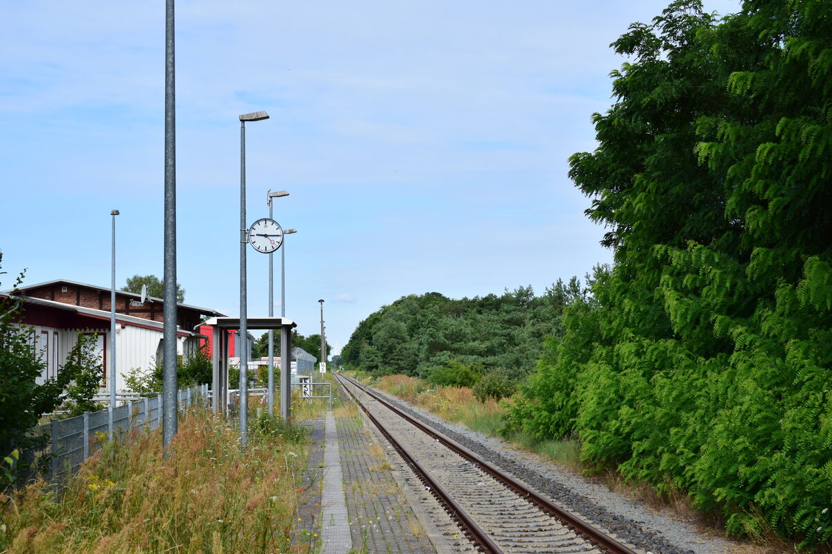 Am 23.7.20 stand die Bahnstrecke Biederitz - Altengrabow auf dem Programm. Besonders auffällig an der Strecke ist das alle Haltepunkte und Bahnhöfe bis Loburg Barrierefrei mit 55cm Bahnsteigen ausgebaut und modernisiert sind was für eine Strecke ohne Personenverkehr ziemlich unüblich ist. 2003 wurde die Strecke samt Bahnsteige bis Loburg modernisiert. 2011 wurde der Personenverkehr wegen Oberbaumängeln und der daraus resultierenden bedeutend längeren Fahrzeit auf einen dauerhaften Busnotverkehr umgestellt. Seit 2015 betreibt die RegioInfra die Strecke welche noch gelegentlich für Bundeswehr Transporte genutzt wird. Blick vom Bahnsteig in Möckern in Richtung Büden.

Möckern 23.07.2020