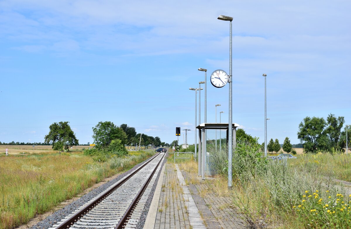 Am 23.7.20 stand die Bahnstrecke Biederitz - Altengrabow auf dem Programm. Besonders auffällig an der Strecke ist das alle Haltepunkte und Bahnhöfe bis Loburg Barrierefrei mit 55cm Bahnsteigen ausgebaut und modernisiert sind was für eine Strecke ohne Personenverkehr ziemlich unüblich ist. 2003 wurde die Strecke samt Bahnsteige bis Loburg modernisiert. 2011 wurde der Personenverkehr wegen Oberbaumängeln und der daraus resultierenden bedeutend längeren Fahrzeit auf einen dauerhaften Busnotverkehr umgestellt. Seit 2015 betreibt die RegioInfra die Strecke welche noch gelegentlich für Bundeswehr Transporte genutzt wird. Hier mit Blick über den Bahnsteig in Richtung Büden.

Zeppernick 23.07.2020