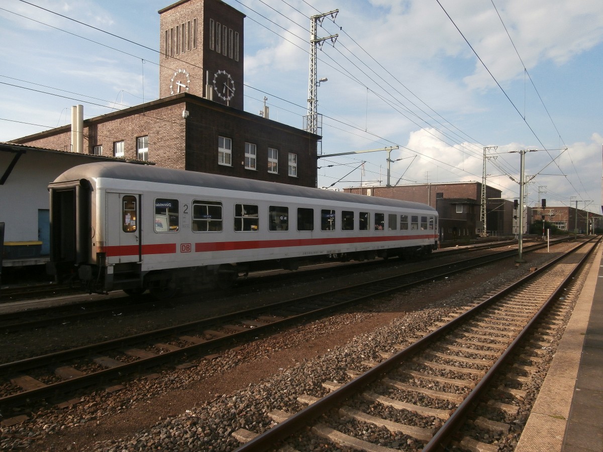 Am 23.8 stand ein einzeler IC Wagen im Düsseldorfer HBF abgestellt. Laut Zettel soll er in eine Werkstatt. Warum er in die Werkstatt muss ist mir leider unbekannt.

Düsseldorf 23.08.2014