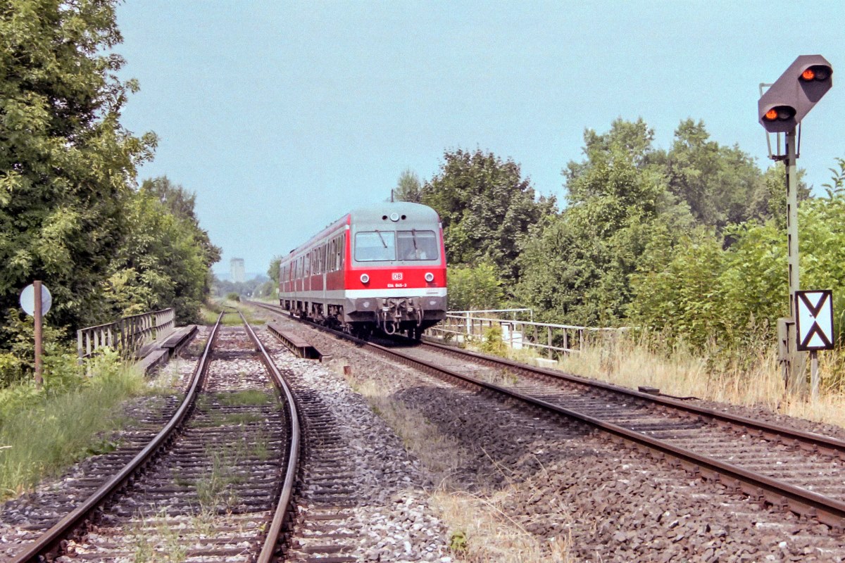 Am 23.8.01 fuhr 614 065 als RB nach Schweinfurt am früheren Gleisanschluss der US-Army bei Niederwerrn vorbei. 