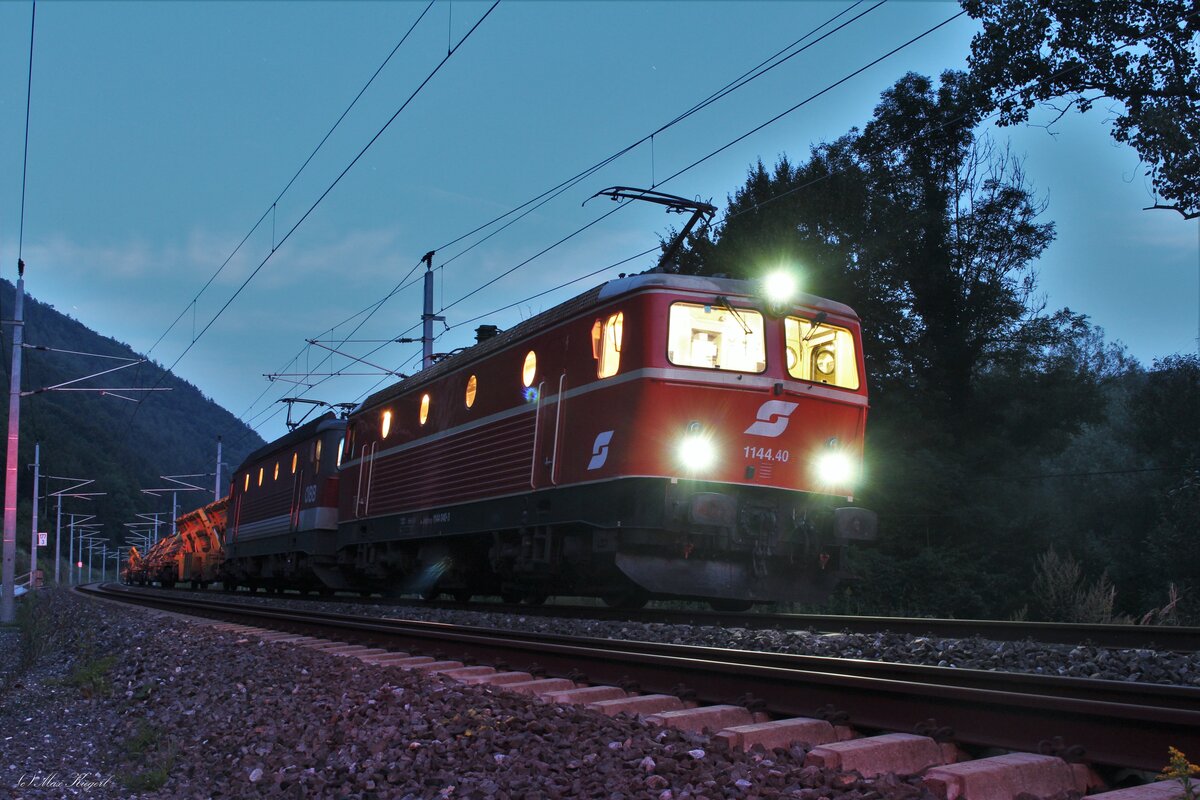 Am 23.8.2023 sorgte ein Stellwerksausfall im Bahnhof Mixnitz-Bärenschützklamm für erhebliche Verspätungen und Ausfälle im Personenverkehr auf der Südbahn.
Ebenso war der Güterverkehr betroffen so wie der DG54072 von Graz Vbf nach Wien Zvb, der mit der 1144.40 und 1144 231 bespannt gut eine Stunde vor der Überleitstelle Mixnitz 2 stand.