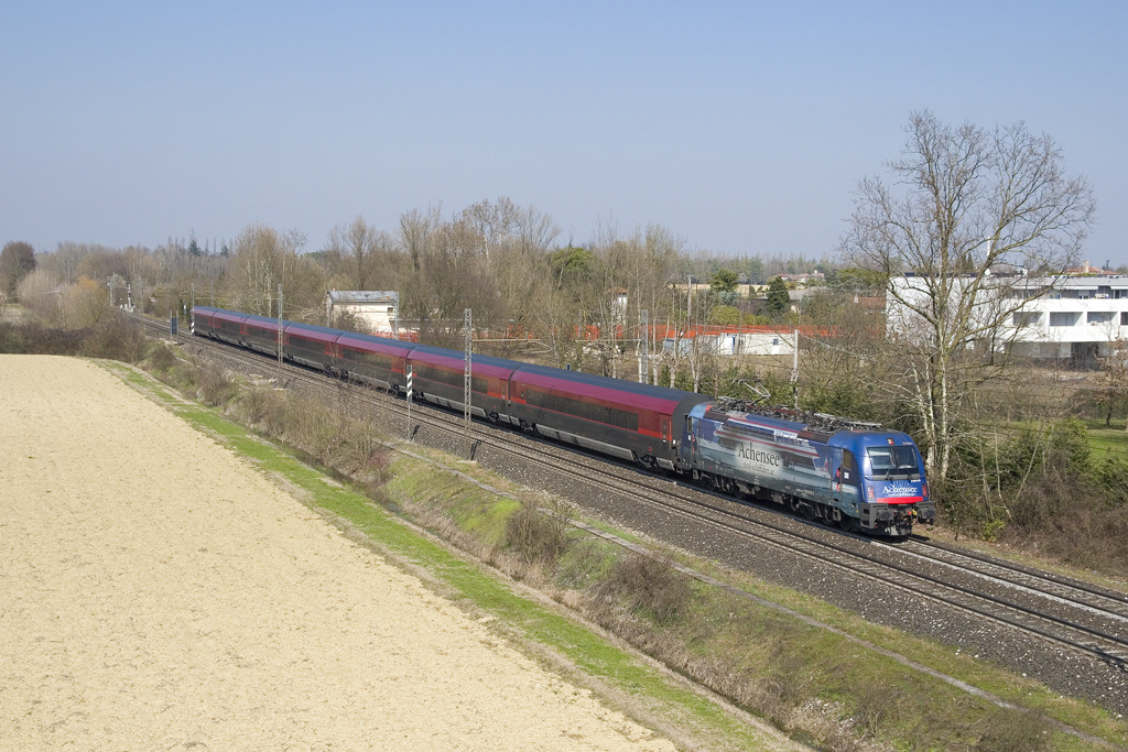 Am 23.März 2018 ist 1216 019 mit railjet 131  San Marco  (Wien Hauptbahnhof - Venezia Santa Lucia) bei Mogliano Veneto unterwegs.
