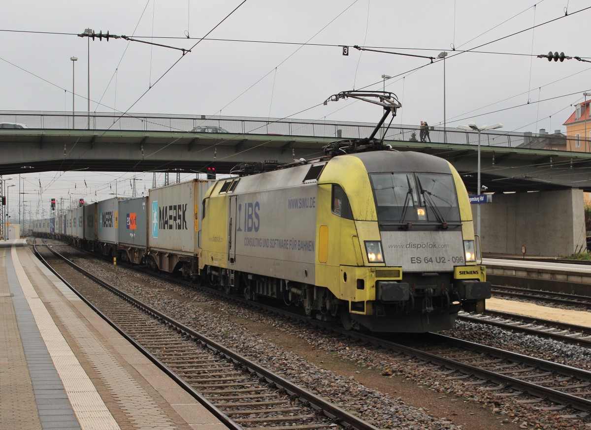 Am 23.November 2013 durchfuhr IBS 182 596 mit einem Containerzug aus Regensburg-Ost den Regensburger Hbf in Richtung N�rnberg.